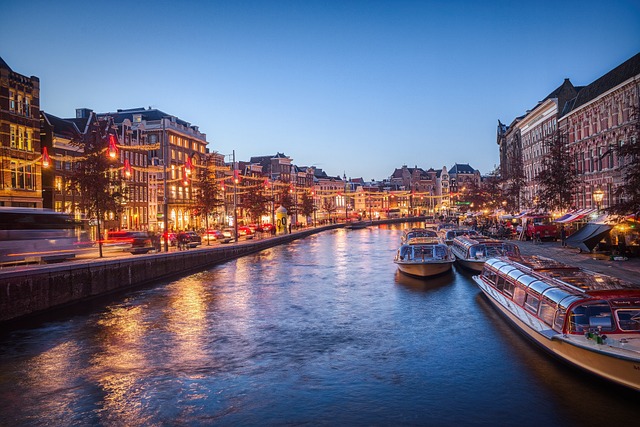 Een reis door Amsterdamse architectuur: van visie tot verwezenlijking